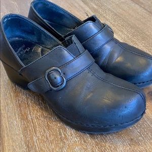 Dansko black buckle top size 38 Leather clog shoe